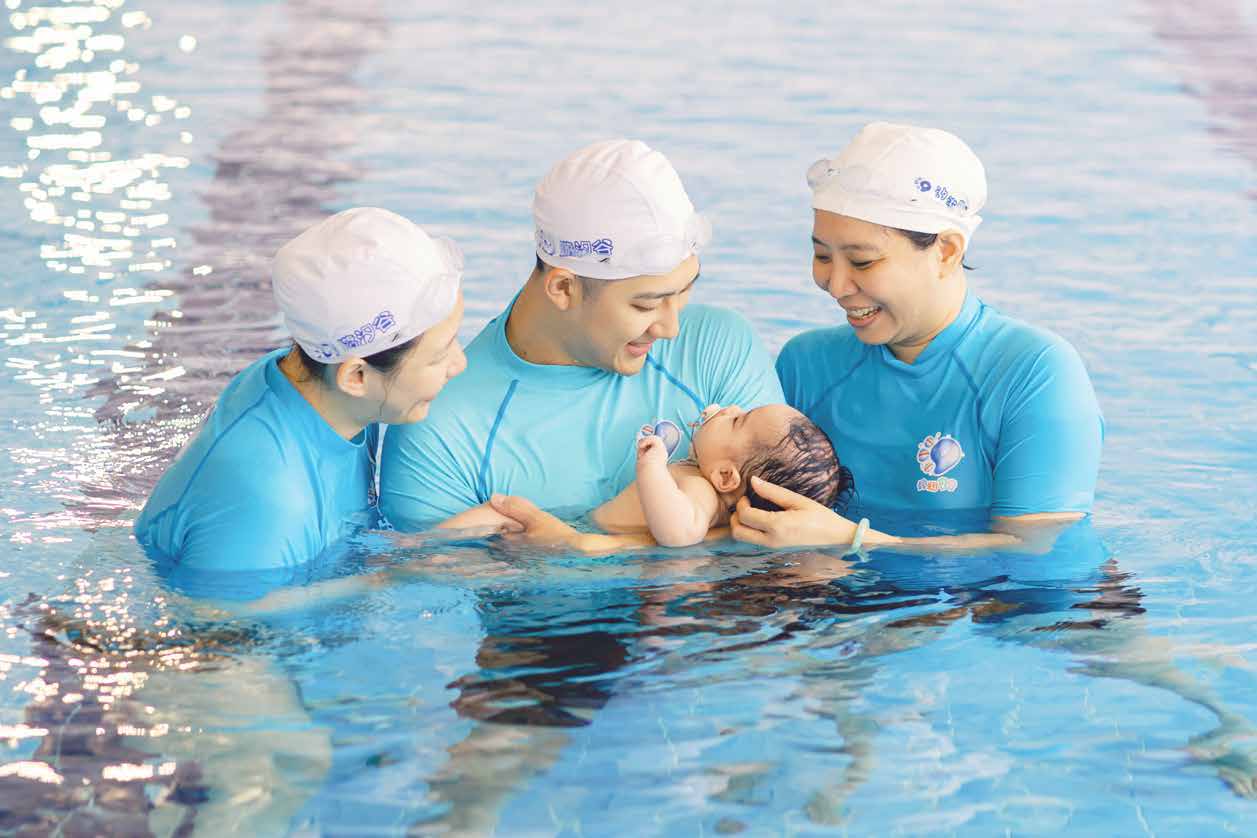 汐游寶寶師資團隊在泳池陪伴嬰幼兒