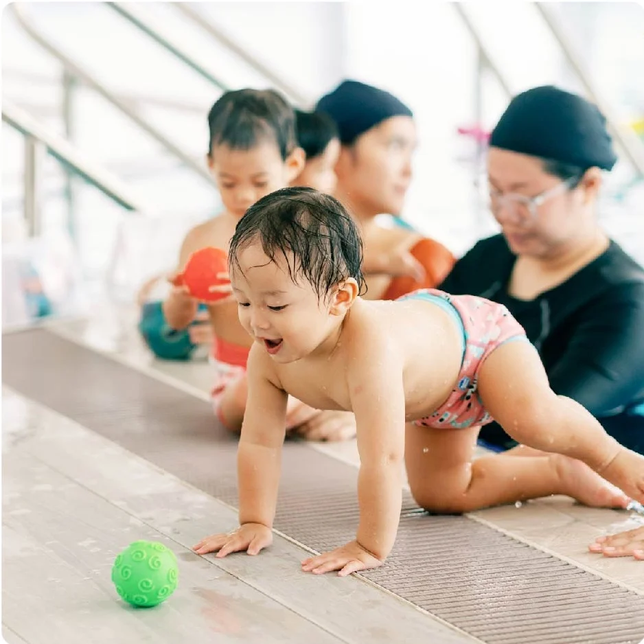 幼兒在池邊爬行練習